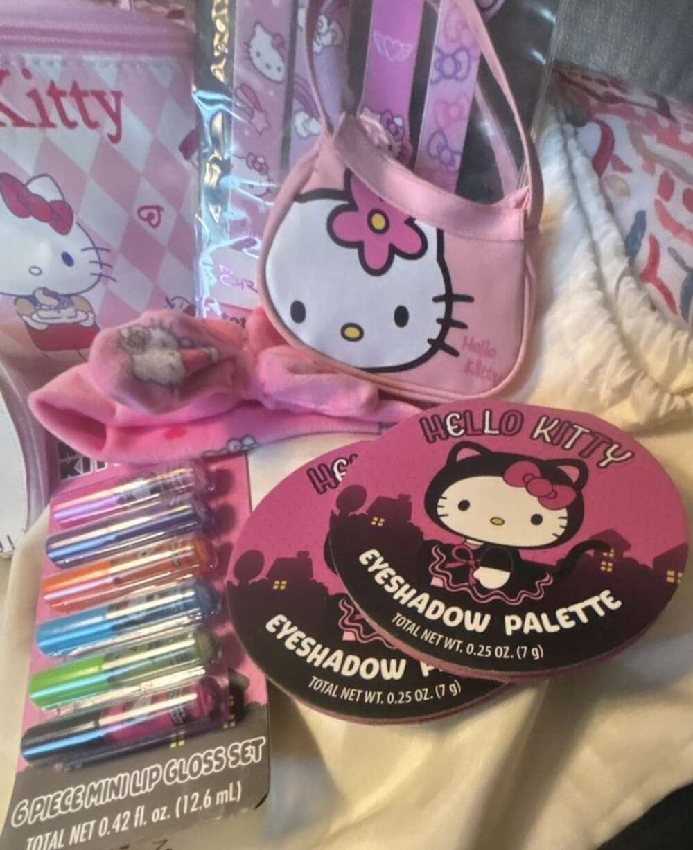 Hello Kitty Makeup Bundle - Picture 4 of 7